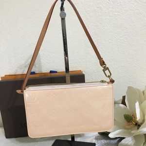 LV pochette baby pink vernis